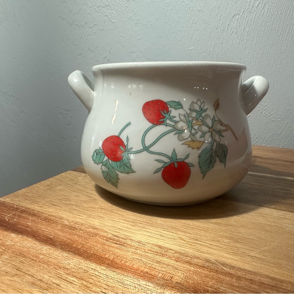 Ceramic Strawberry Serving Bowl and Dish - White with Red Strawberry Motif - Picture 12 of 13
